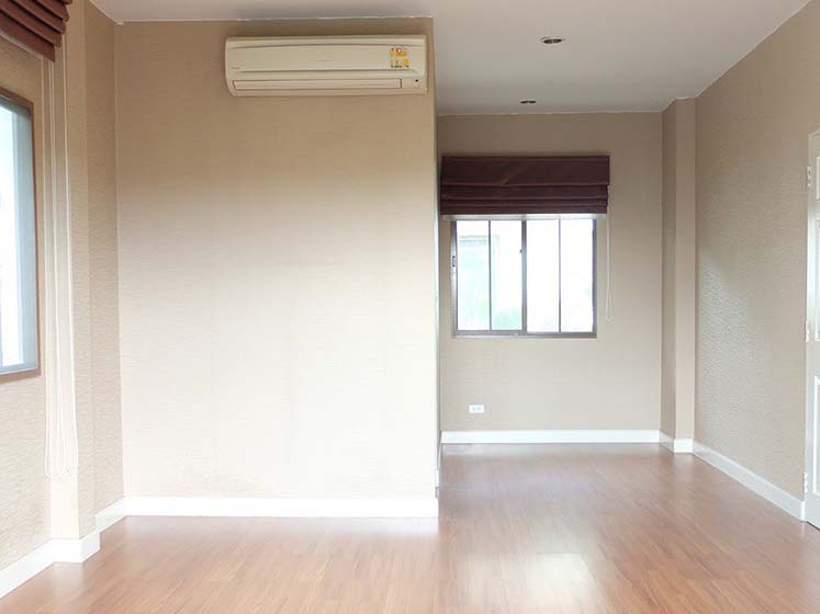 House with Shared Pool in Bangnatrad 